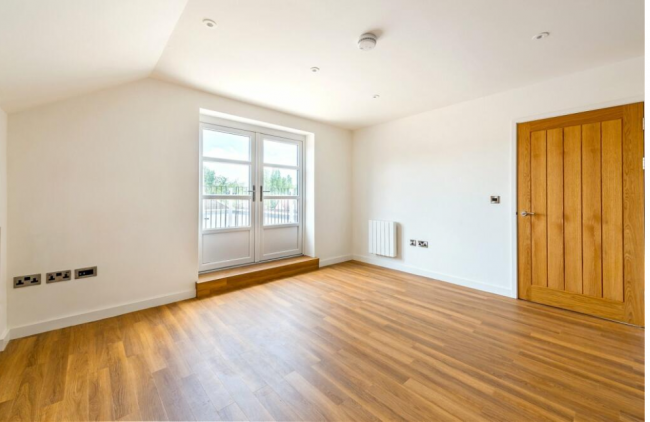 First Floor Flat, 68 High Street, Sunninghill, Ascot, SL5 9NN 9