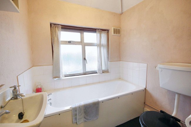 50 The Crescent, Abbotts Langley, Hertfordshire, WD5 0DS 3