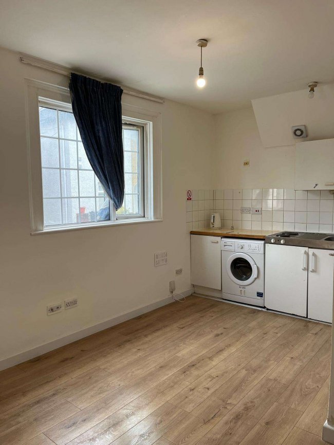 5 Cromwell Street, Hounslow, London, TW3 3LQ 8