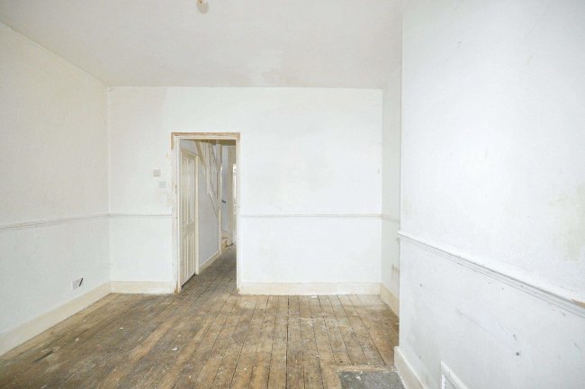 27 Fitzneal Street, East Acton, London, W12 0BH 4