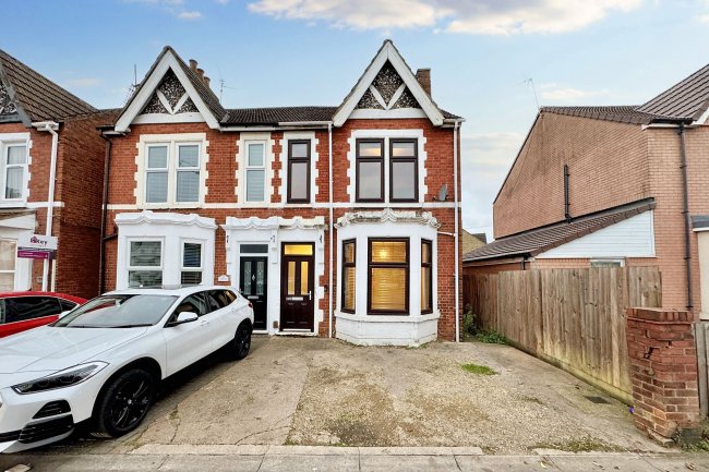 160 Lincoln Road, Peterborough, Cambridgeshire PE1 2NR 8