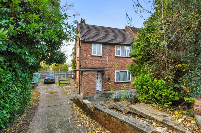 1 Stuart Court, High Street, Elstree, Borehamwood, WD6 3DU 6