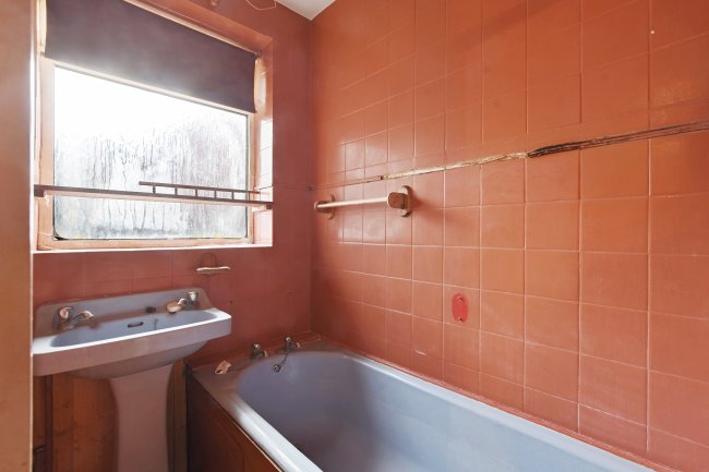 1 Stuart Court, High Street, Elstree, Borehamwood, WD6 3DU 6