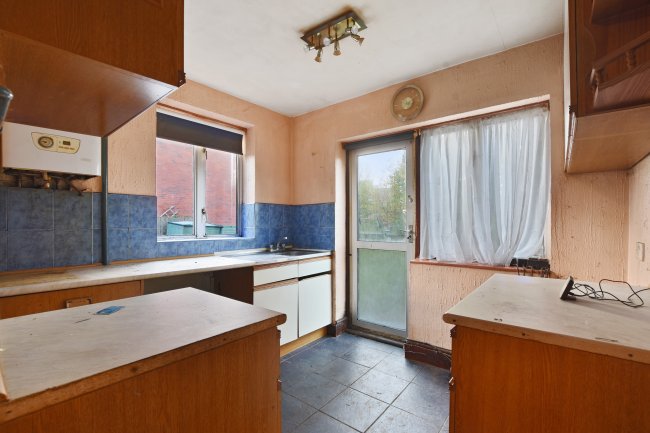 1 Stuart Court, High Street, Elstree, Borehamwood, WD6 3DU 6