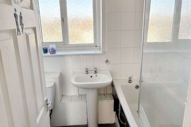 23 Aire Drive, South Ockendon, Essex, RM15 5AP 3