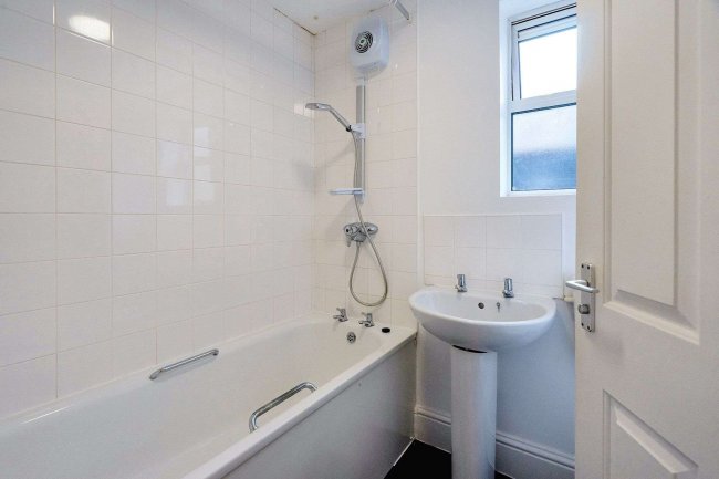 1 Minet Gardens, London NW10 8AS 4