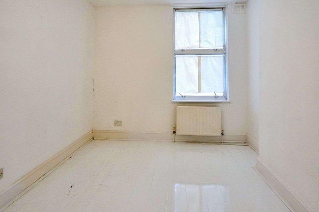 1 Minet Gardens, London NW10 8AS 4