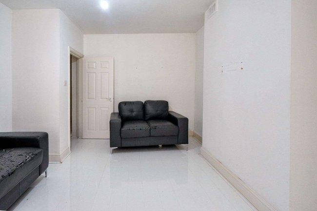 1 Minet Gardens, London NW10 8AS 4