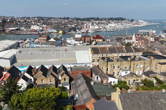 East Cowes Conservative Club, 11 Clarence Road, East Cowes, PO32 6EP 4