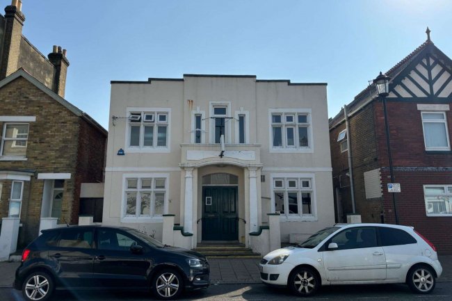 East Cowes Conservative Club, 11 Clarence Road, East Cowes, PO32 6EP 4