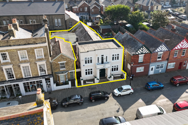 East Cowes Conservative Club, 11 Clarence Road, East Cowes, PO32 6EP 4