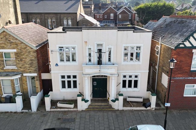 East Cowes Conservative Club, 11 Clarence Road, East Cowes, PO32 6EP 4