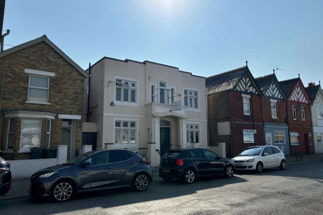 East Cowes Conservative Club, 11 Clarence Road, East Cowes, PO32 6EP 4