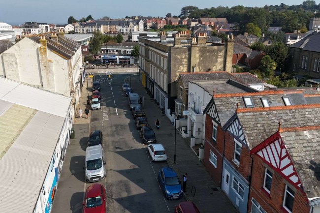 East Cowes Conservative Club, 11 Clarence Road, East Cowes, PO32 6EP 4