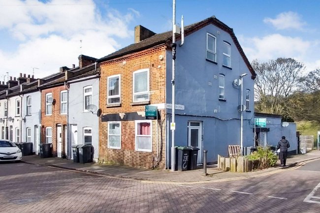 235 North Street, Luton, Bedfordshire LU2 7QH 9