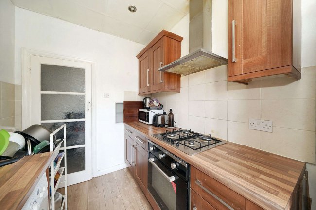 15 Lavender Close, Carshalton, Surrey, SM5 3EH 6