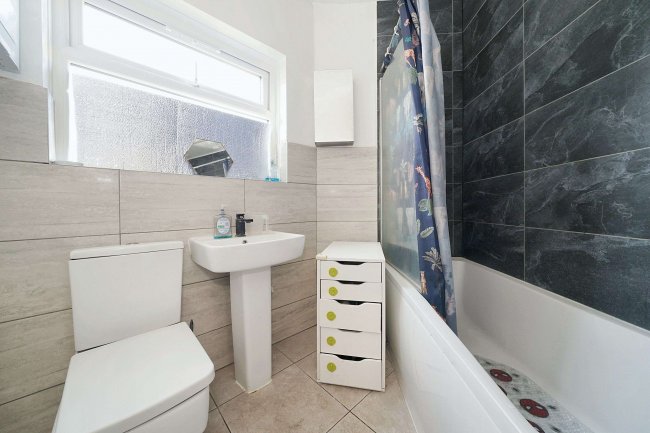 15 Lavender Close, Carshalton, Surrey, SM5 3EH 6