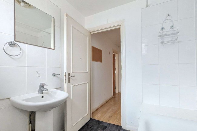 Flat 6, 69 Johnson Street, London, E1 0AQ 8