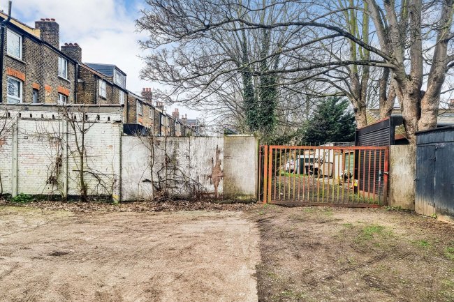 Land to the rear of 1A and 1B Spencer Avenue, Palmers Green, London, N13 4TS 9