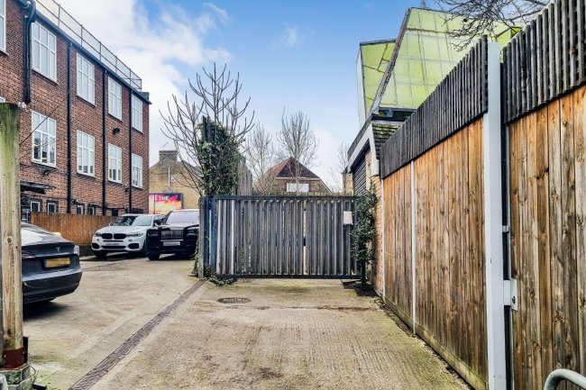 Land to the rear of 1A and 1B Spencer Avenue, Palmers Green, London, N13 4TS 9