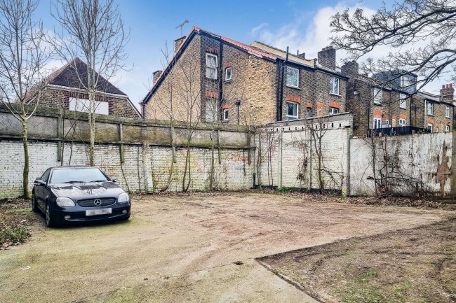 Land to the rear of 1A and 1B Spencer Avenue, Palmers Green, London, N13 4TS 9