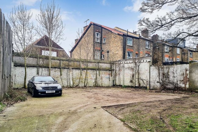 Land to the rear of 1A and 1B Spencer Avenue, Palmers Green, London, N13 4TS 9