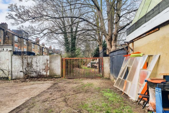 Land to the rear of 1A and 1B Spencer Avenue, Palmers Green, London, N13 4TS 9