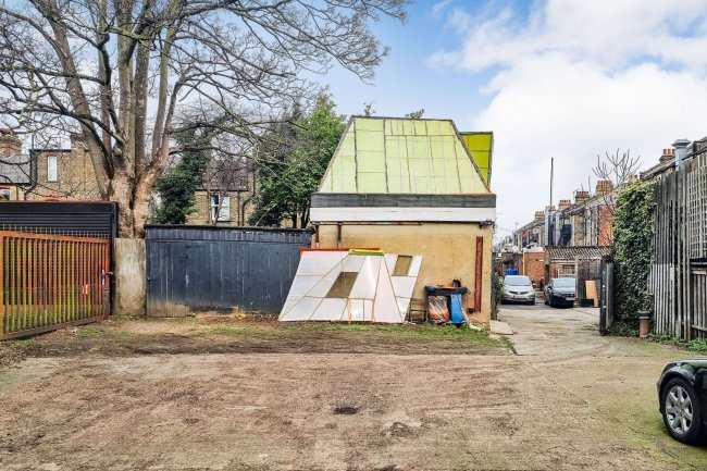 Land to the rear of 1A and 1B Spencer Avenue, Palmers Green, London, N13 4TS 9