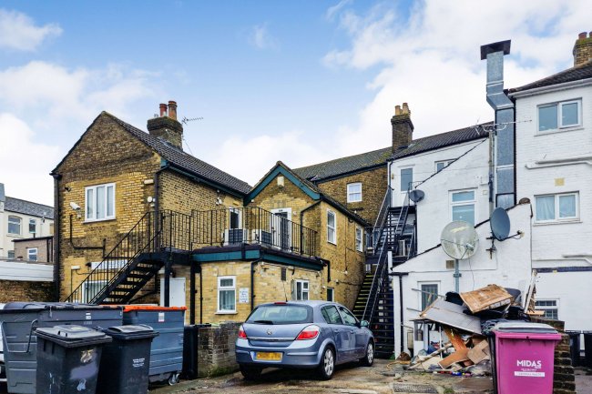 28 High Street, Snodland ME6 5DF 9