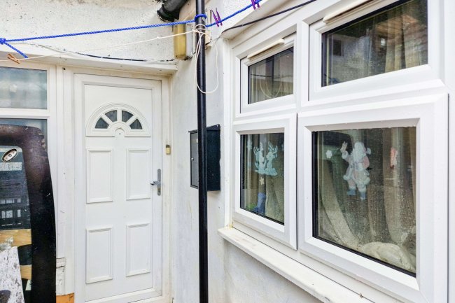 28 High Street, Snodland ME6 5DF 9