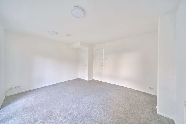 10 Eider Close, Hayes, Middlesex UB4 9TD 8