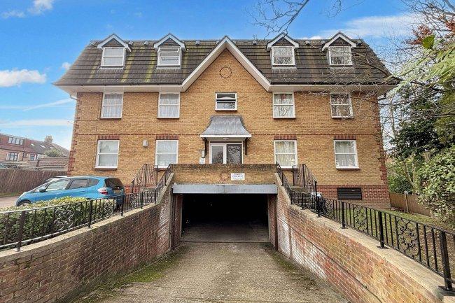 8 Millstream Close, Palmers Green, London, N13 6EF 3