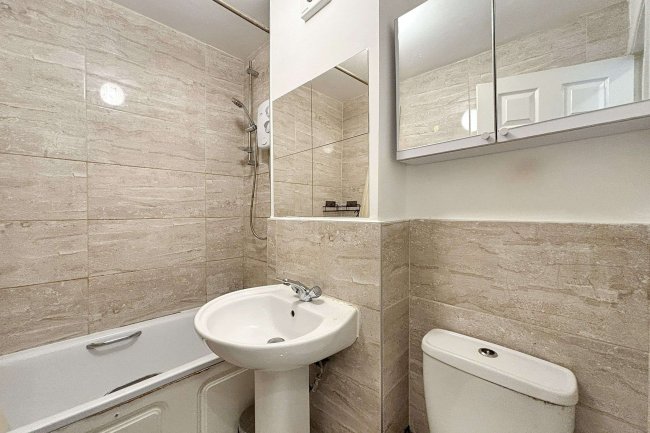 8 Millstream Close, Palmers Green, London, N13 6EF 3