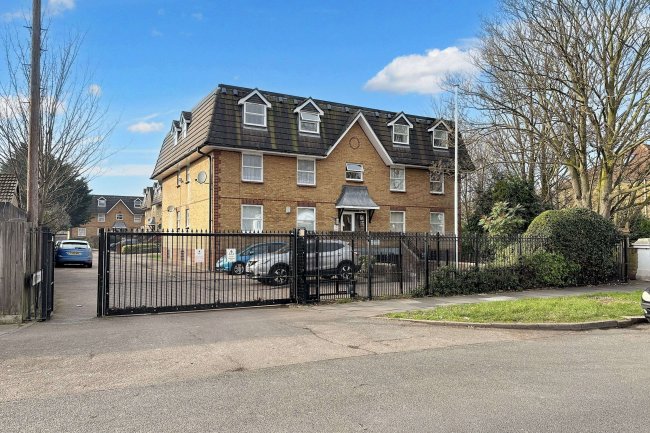 8 Millstream Close, Palmers Green, London, N13 6EF 3