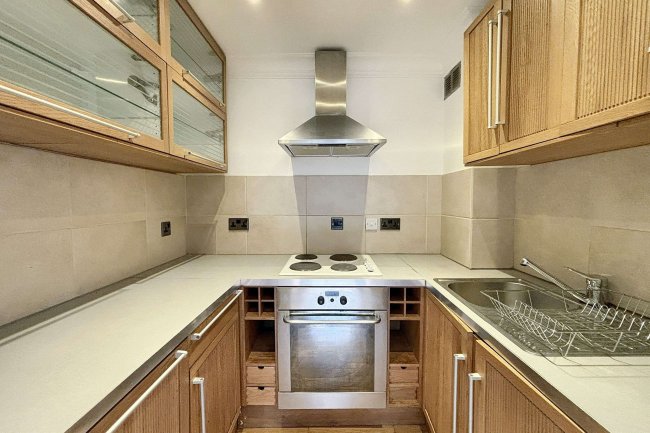 8 Millstream Close, Palmers Green, London, N13 6EF 3