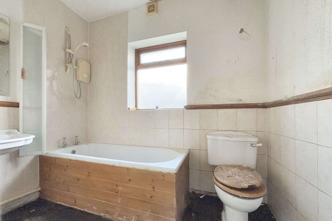 2 Hollywood Road, Chingford, London, E4 8JE 5