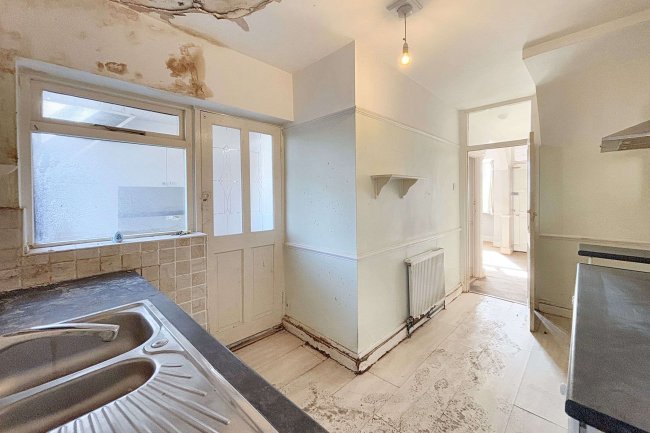 2 Hollywood Road, Chingford, London, E4 8JE 5