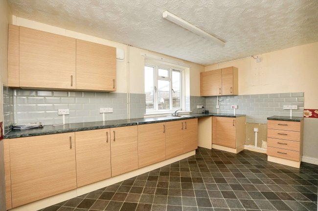 19 Eastfield, West Lavington, Devizes, SN10 4HW 1