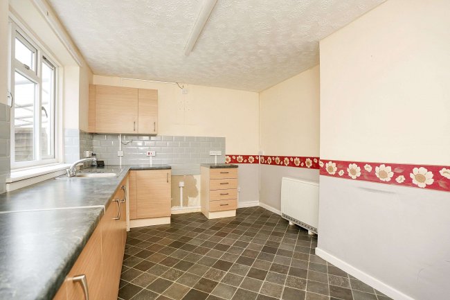 19 Eastfield, West Lavington, Devizes, SN10 4HW 1