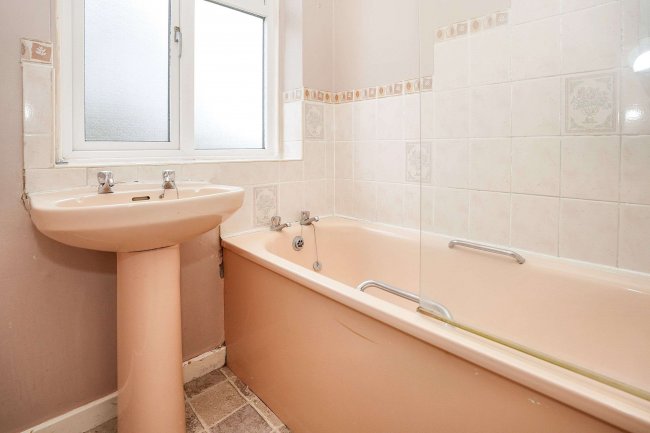 19 Eastfield, West Lavington, Devizes, SN10 4HW 1