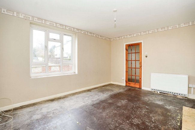 19 Eastfield, West Lavington, Devizes, SN10 4HW 1