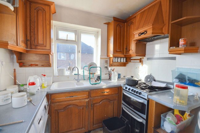 426 Northolt Road, Harrow, HA2 8EZ 3