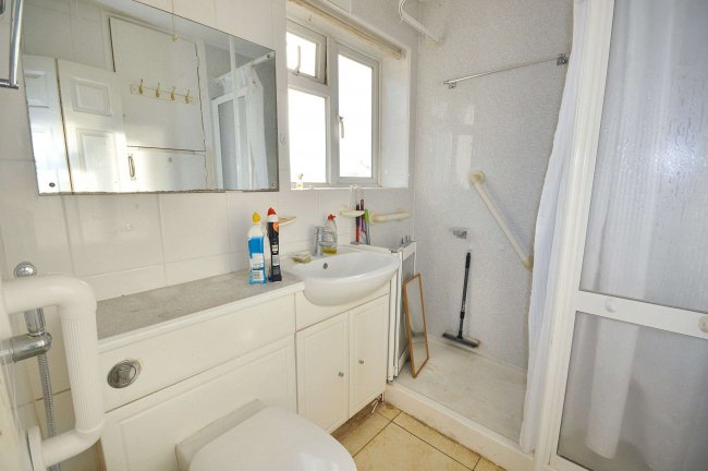 426 Northolt Road, Harrow, HA2 8EZ 3