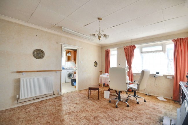 426 Northolt Road, Harrow, HA2 8EZ 3