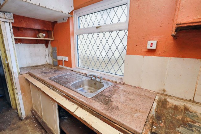 84 Dickens Avenue, Uxbridge, Middlesex, UB8 3DN 10