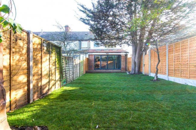 1 Empress Avenue, Aldersbrook, London, E12 5ET 10