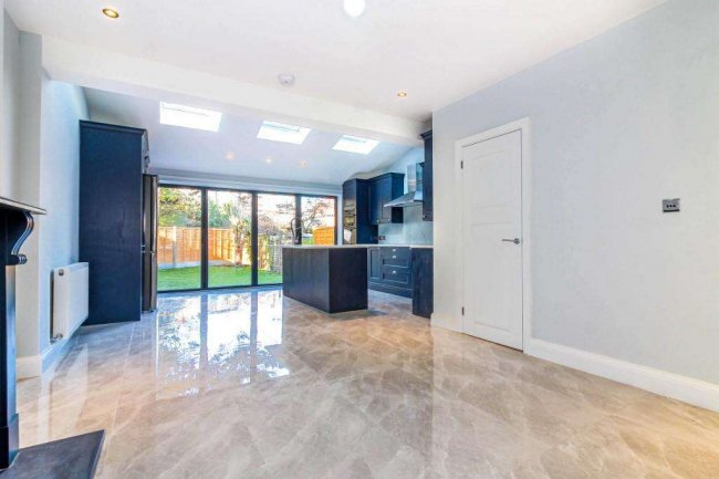 1 Empress Avenue, Aldersbrook, London, E12 5ET 10