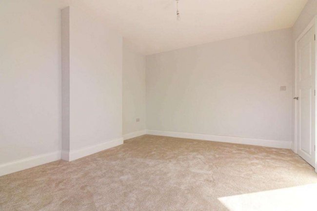 1 Empress Avenue, Aldersbrook, London, E12 5ET 10