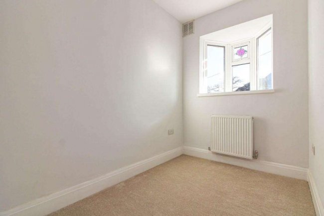 1 Empress Avenue, Aldersbrook, London, E12 5ET 10