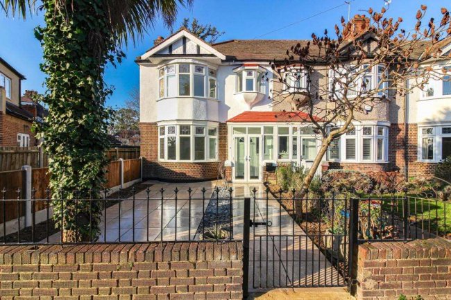 1 Empress Avenue, Aldersbrook, London, E12 5ET 10